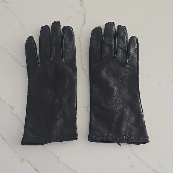 Fownes Elegant Black Leather Gloves - Picture 2 of 4